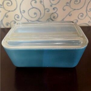 Vintage 1960’sPYREX Turquoise Aqua Robin's Egg Blue 502 Refrigerator Dish & Lid.